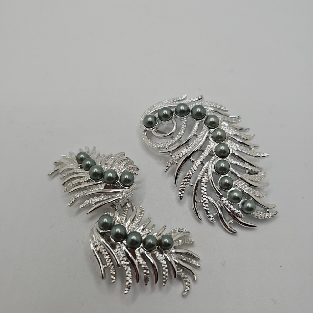 Elegant Vintage Sarah Coventry Silver & Gray Brooch Set